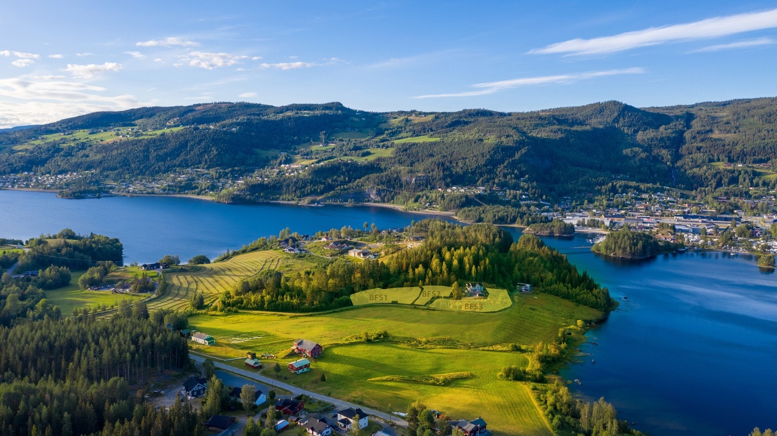 Området er skjerma, solrikt og med en sjelden nærhet til vannet. Terrenget på Førsøddin, noe som gjør at alle har den samme unike utsikten utover fjorden, og gangavstand til strand og bryggeområde. Galleribilde
