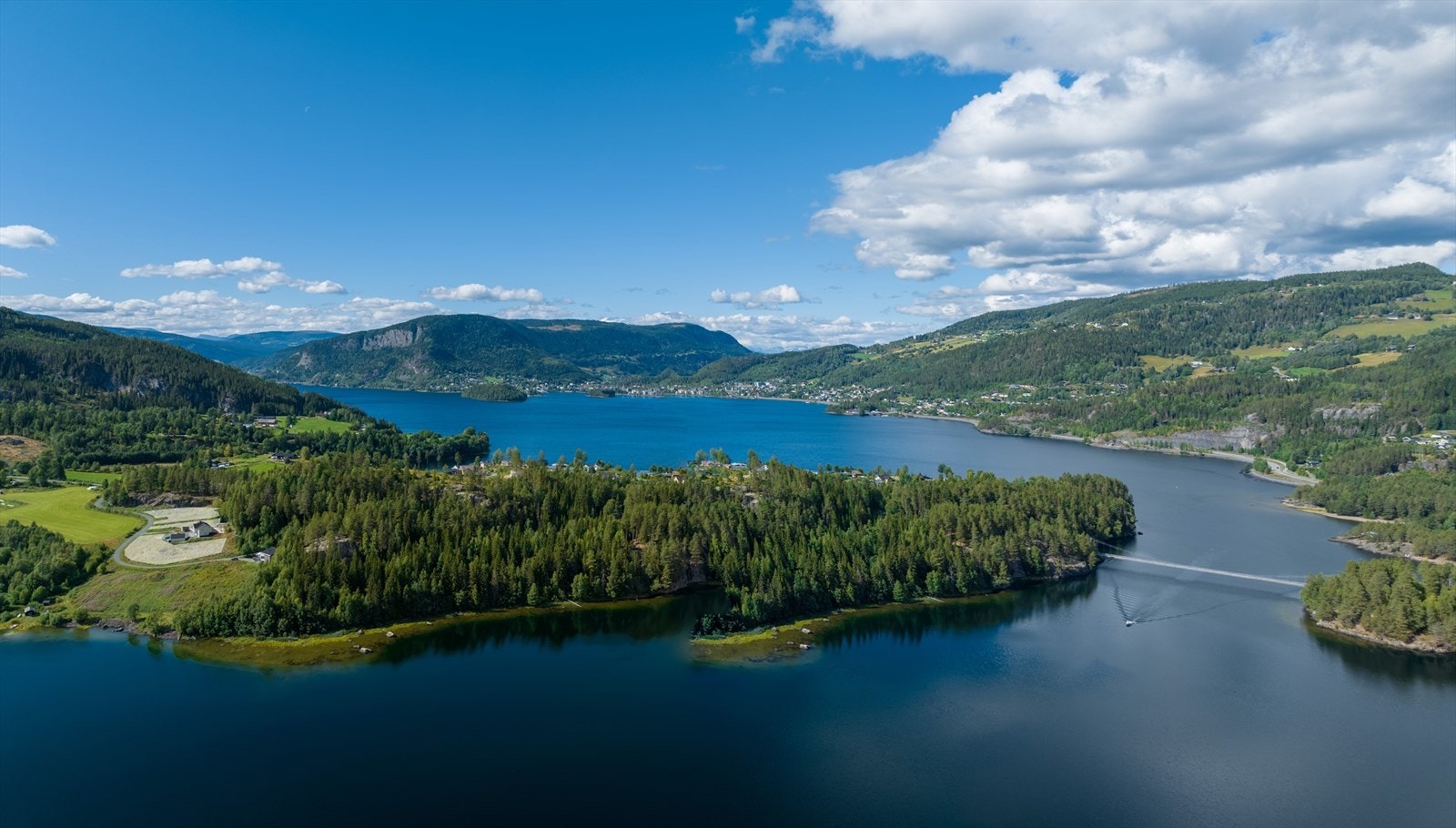 Barnevennlig med bl.a ballplass og lekeareal. Det er fine turmuligheter i området og gangbro som går over til Leira. Leira sentrum er ca 2,5 km kjøring unna, og her finner du kjøpesenter, butikker, bensinstasjon og campingplass. Galleribilde