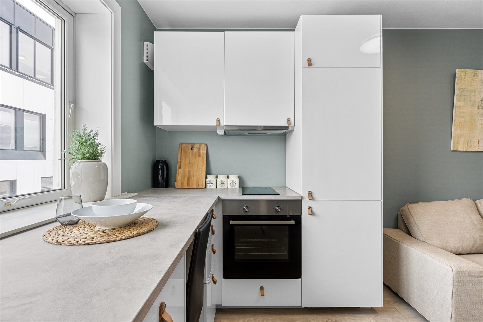 Innredningen har glatte fronter og laminert benkeplate. Galleribilde