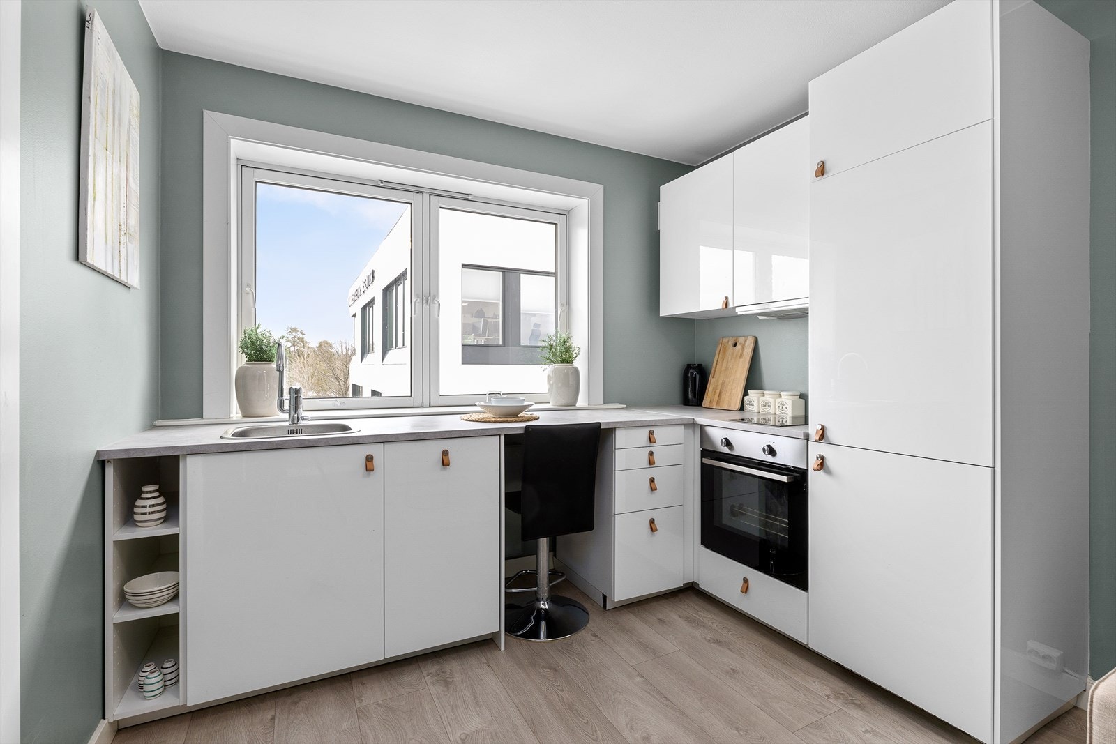 Integrerte hvitevarer gir kjøkkenet et godt helhetsinntrykk, og består av komfyr, platetopp, oppvaskmaskin (av smal type), samt kjøl- og fryseskap. Galleribilde