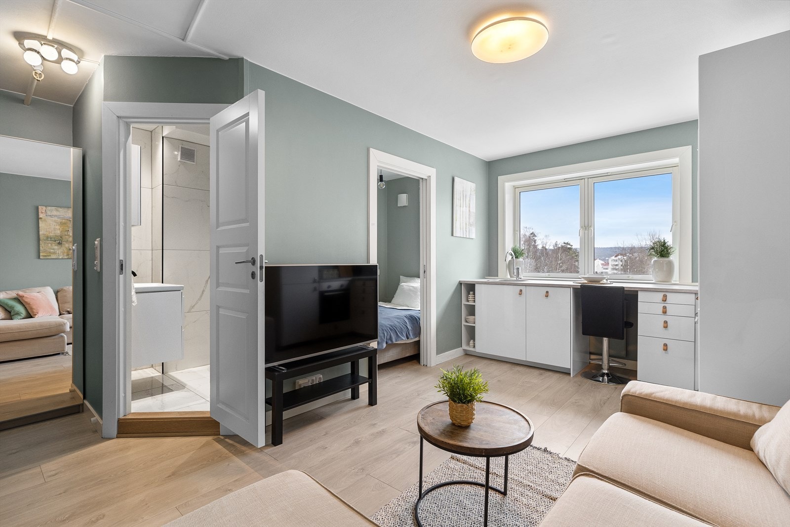 Stuen og kjøkkenet har en arealeffektiv åpen løsning. Dette gjør at man får maksimal utnyttelse av hver kvadratmeter. Galleribilde