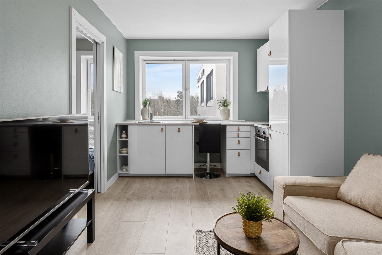 Kjøkkenet har et tidsriktig og stilrent utseende, samt en fin kombinasjon av skap- og benkeplass. Galleribilde