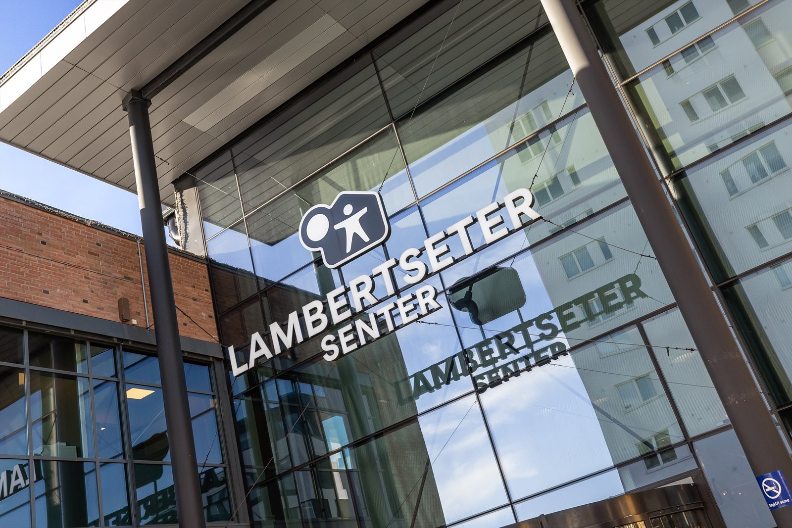 Lambertseter senter en kort spasertur fra leiligheten. Dette er et relativt nytt og moderne senter med ca. 70 butikker samt egen kino (Symra). Her finnes bl.a. vinmonopol og bibliotek. Galleribilde