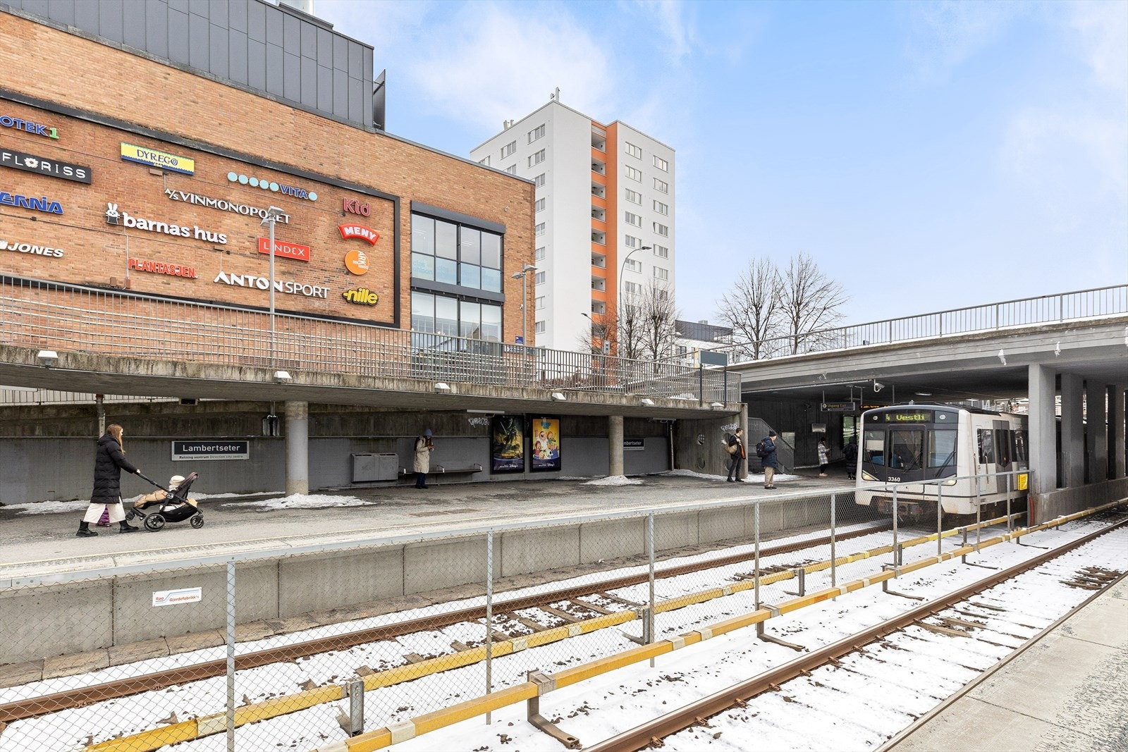 Her bor du svært sentralt med under 3 minutters gange til T-banestasjon og Lambertseter senter. Galleribilde