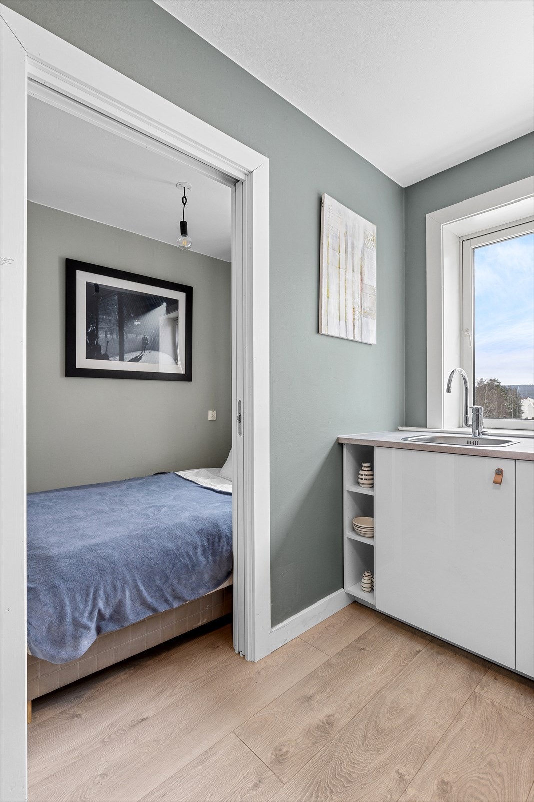 Videre får man her en praktisk sovealkove. Galleribilde