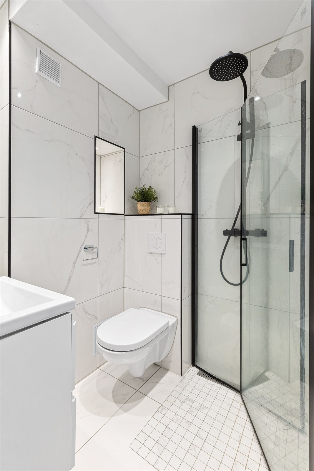 Delikat flislagt bad med tidløst utseende. Det er varmekabler i gulvet, som sørger for ekstra komfort i hverdagen. Galleribilde