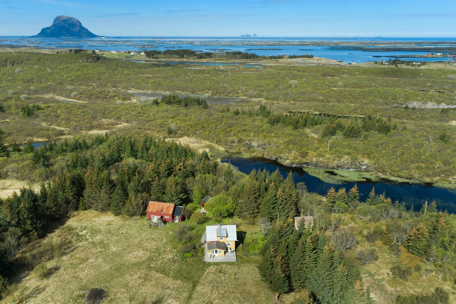 Olvøyagården på vakre Ulvøya med våningshus, naust, uthus, fjøs, anneks og 2 flytekaier. Bør sees! Galleribilde