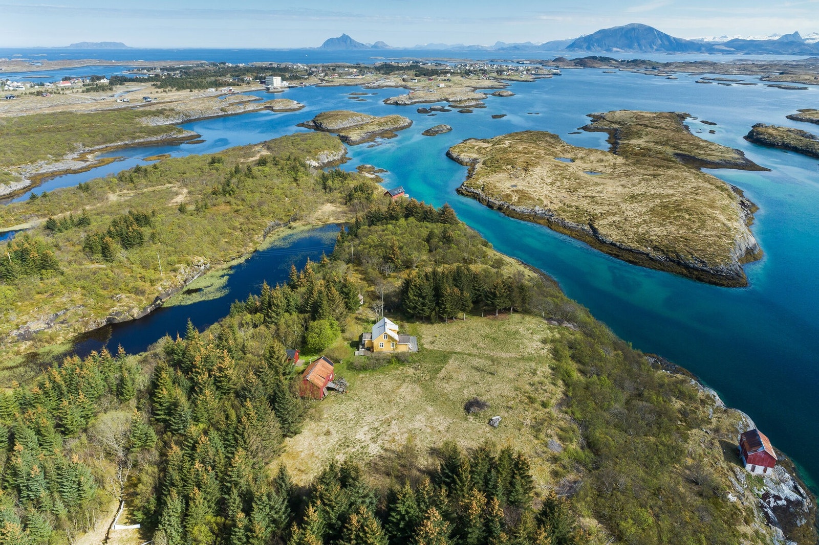 Du går på en sti opp til huset, 200-300 meter med blomster, trær og fuglelåt. Ellers bare ro og stillhet, verken biler eller naboer. Nærmere paradis kommer man ikke! Galleribilde