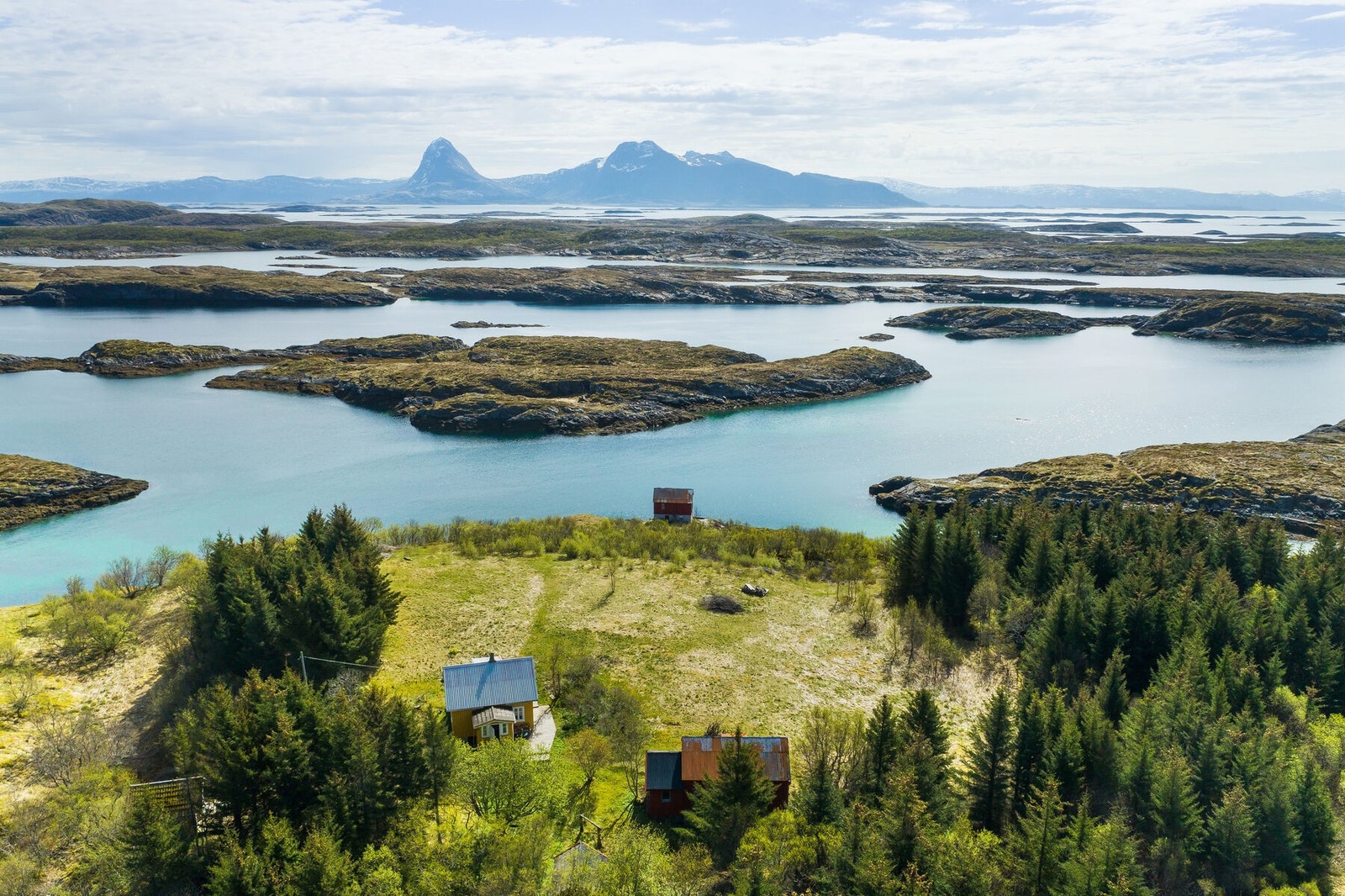 Eiendomsmegler 1 v/Gisle Kallestad har gleden av å presentere unike Olvøygården på vakre Ulvøya Galleribilde