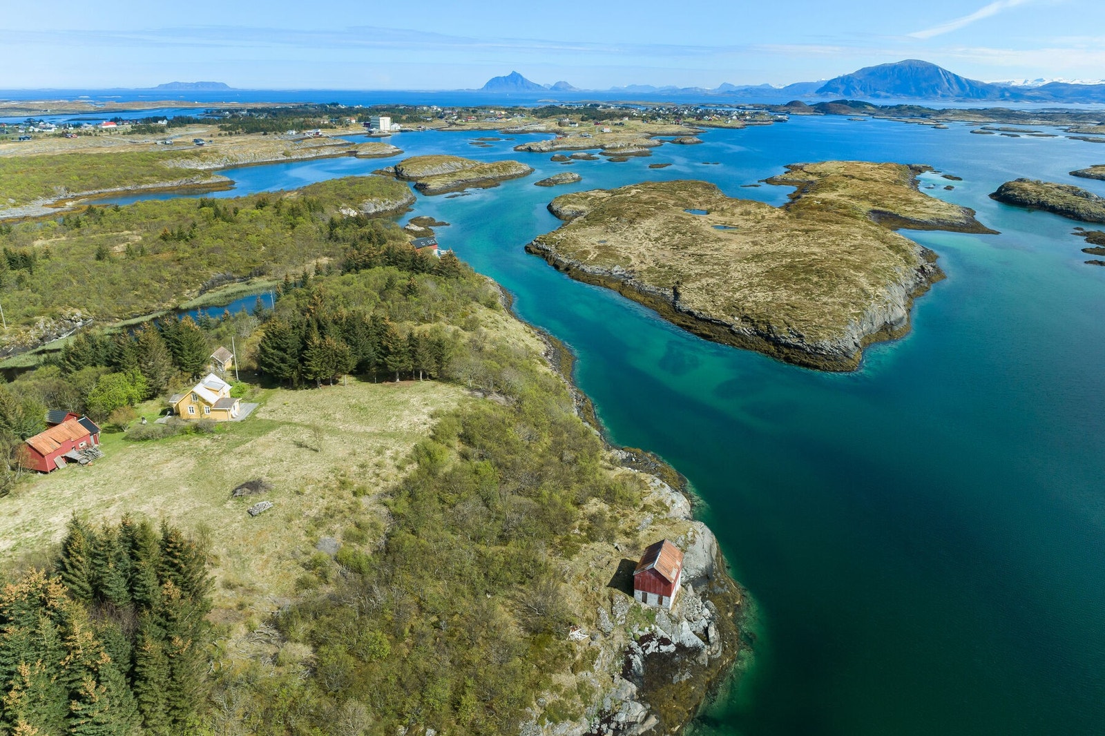 Dronebilde av eiendommen og området rundt Galleribilde