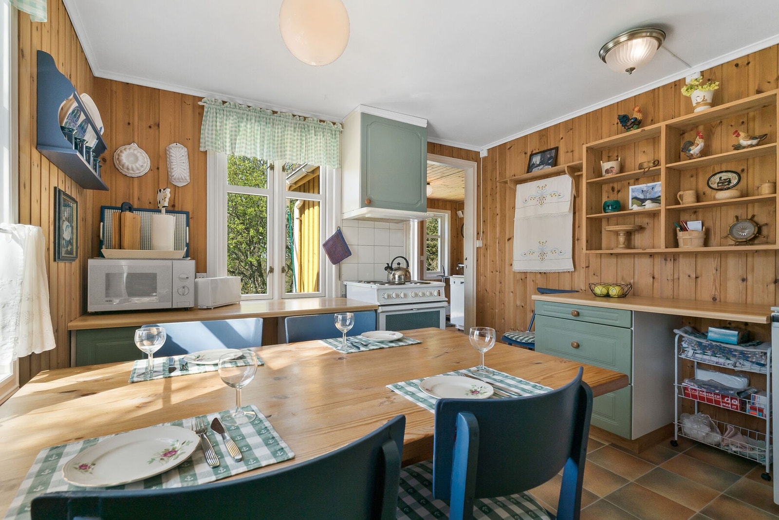 Koselig kjøkken med spiseplass Galleribilde