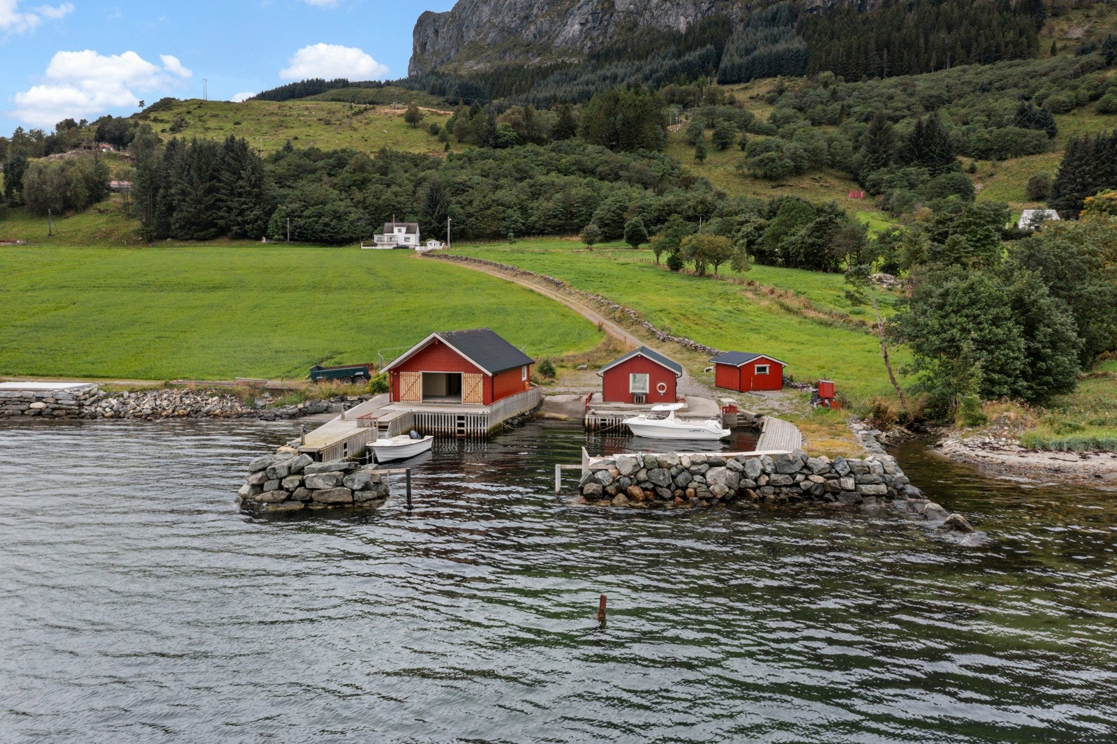 Ved fjorden følger det med en strandparsell som er bygd opp med 2 naust, sjøbu og kaianlegg med molo og båtslipp Galleribilde