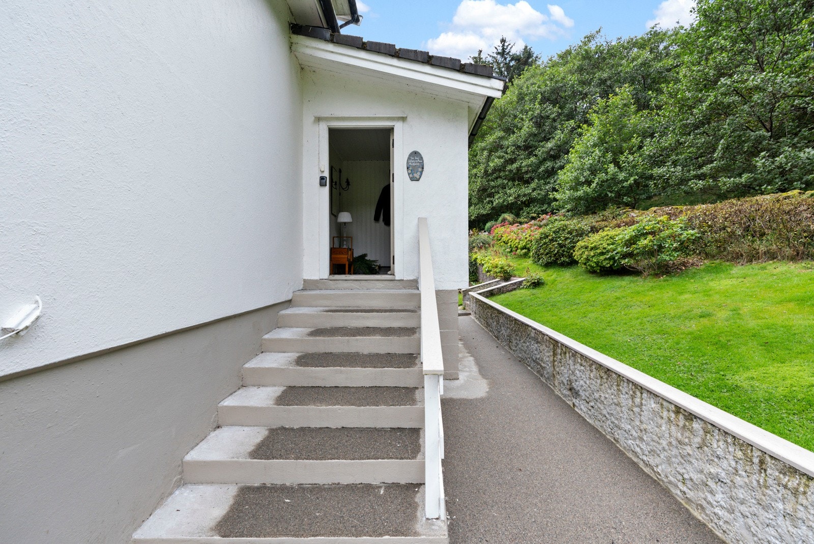 Trapp opp til inngangspartiet i boligens 1.etg. Galleribilde