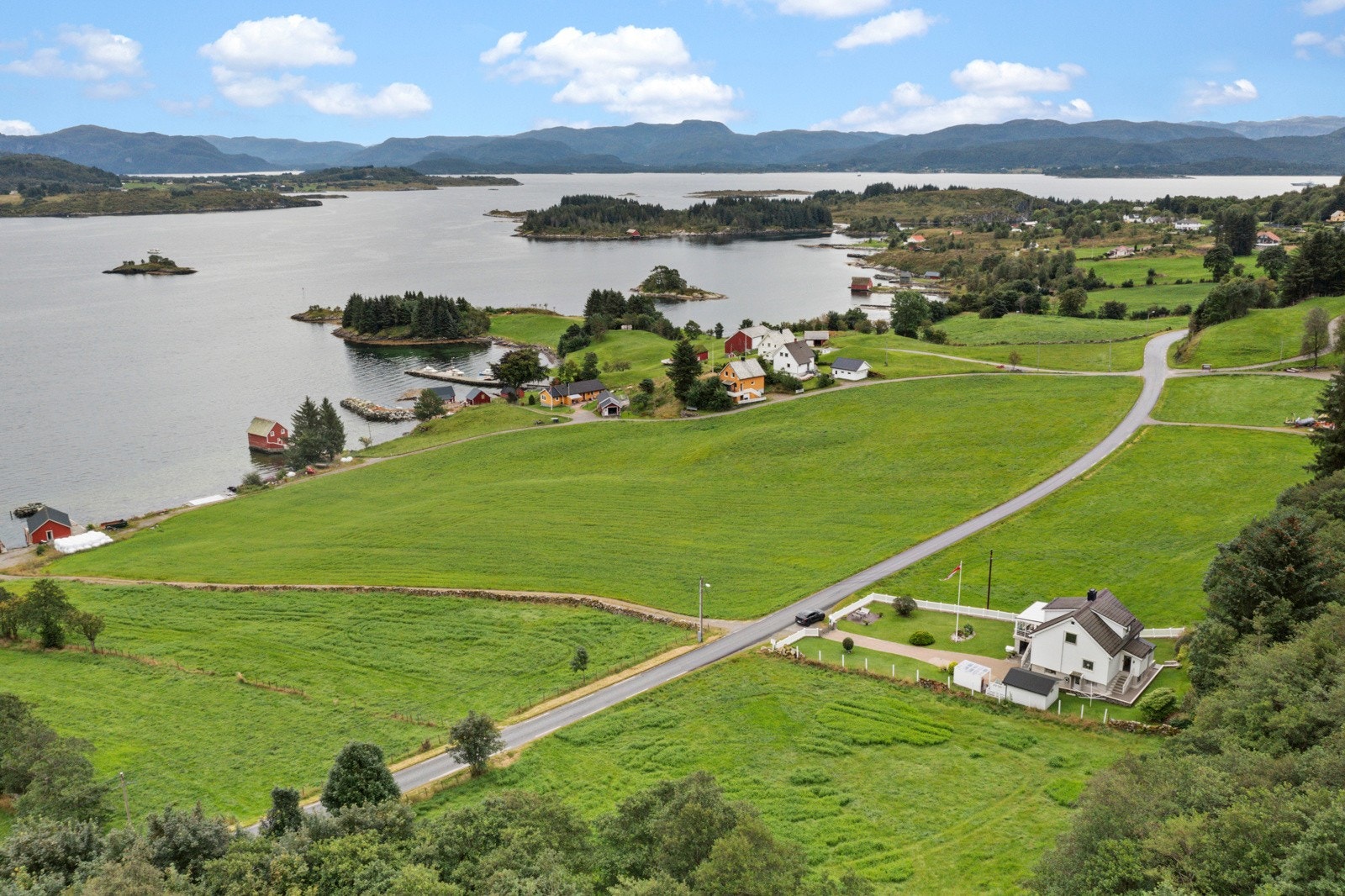 Eiendommen ligger fint til på Atløy Galleribilde