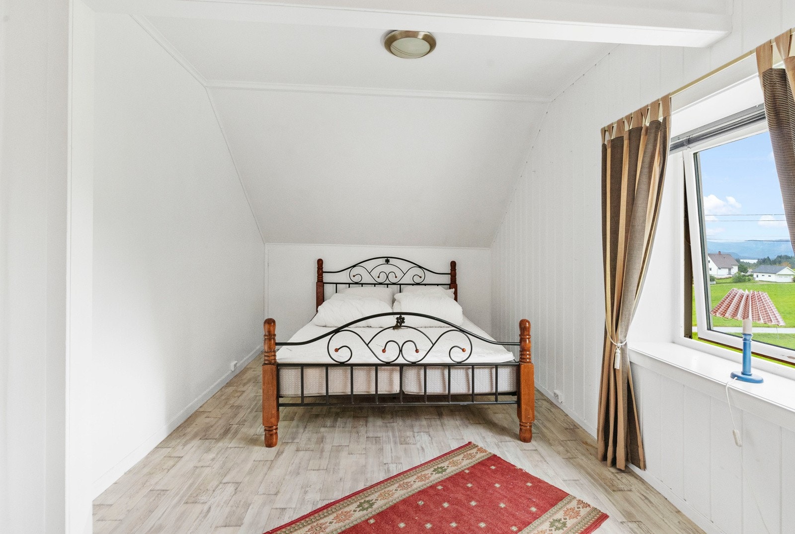 Soverom 2 av 3 i andre etasje Galleribilde