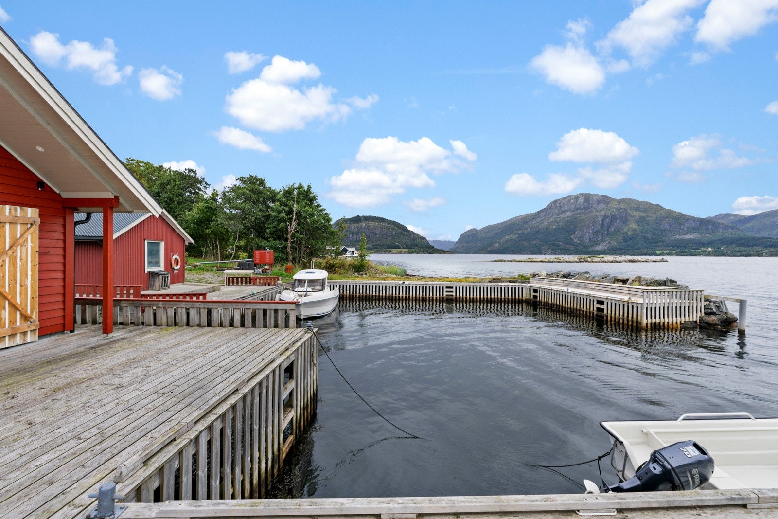 Romslig kaianlegg med plass til flere båter Galleribilde