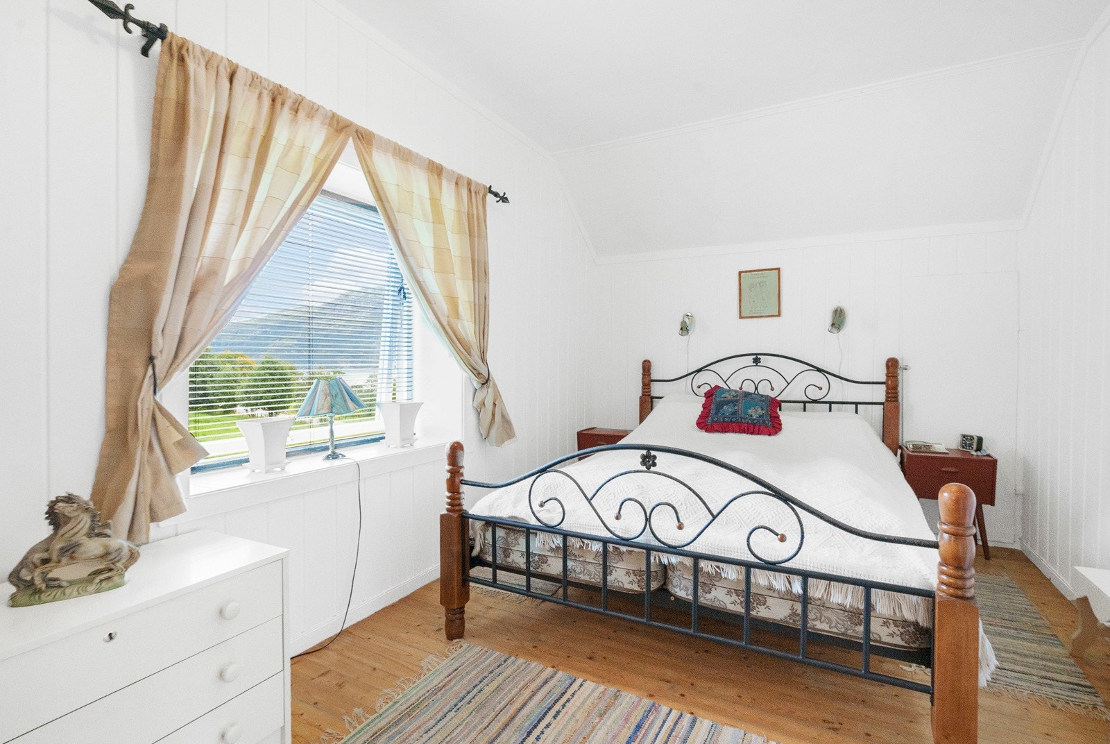 Soverom 1 av 3 i andre etasje Galleribilde