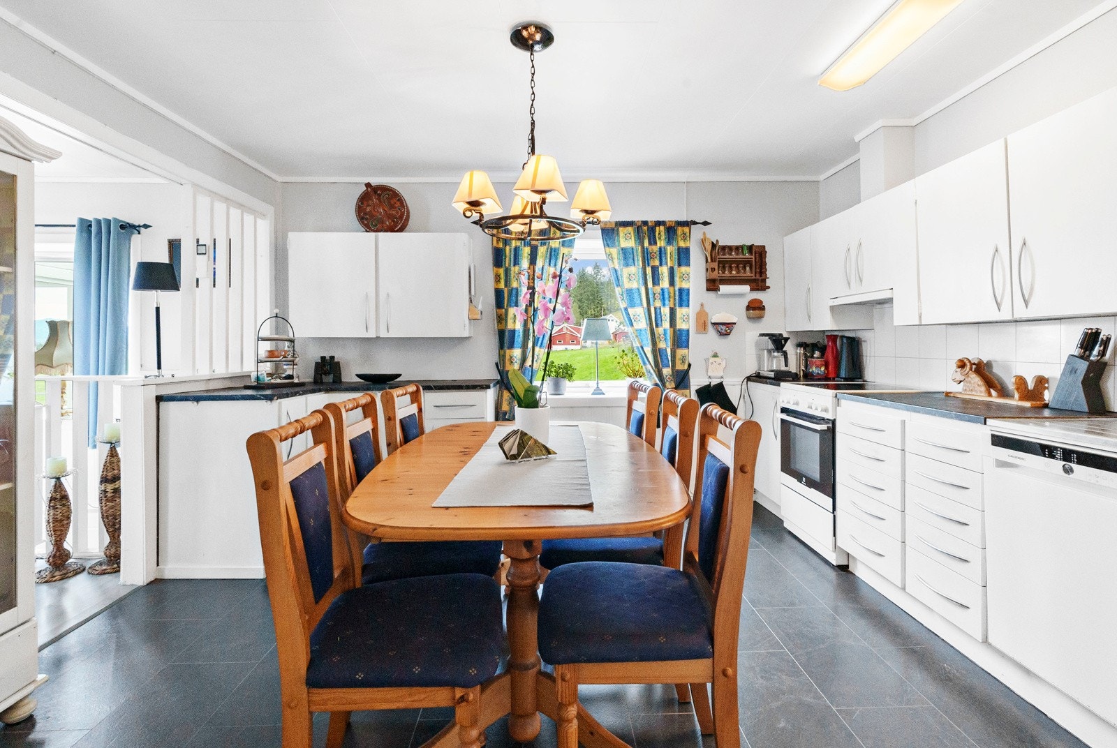 Kjøkkenet ligger i tilknytning til stua på hovedplan Galleribilde