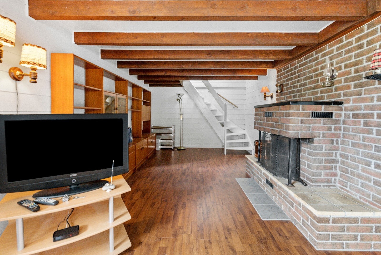 Kjellerstue med trapp opp til stua på hovedplan Galleribilde