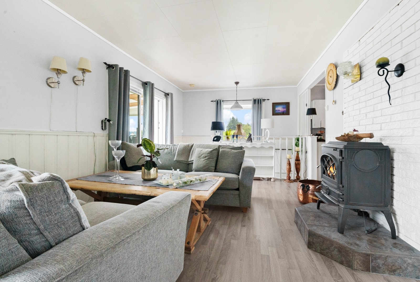 Stue på hovedplan - boligen er jevnlig og godt vedlikeholt siden byggeår Galleribilde