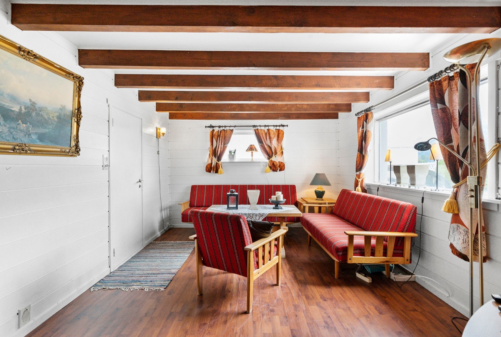 Underetasjen er innreda med kjellerstue, WC, gang og div. boder Galleribilde