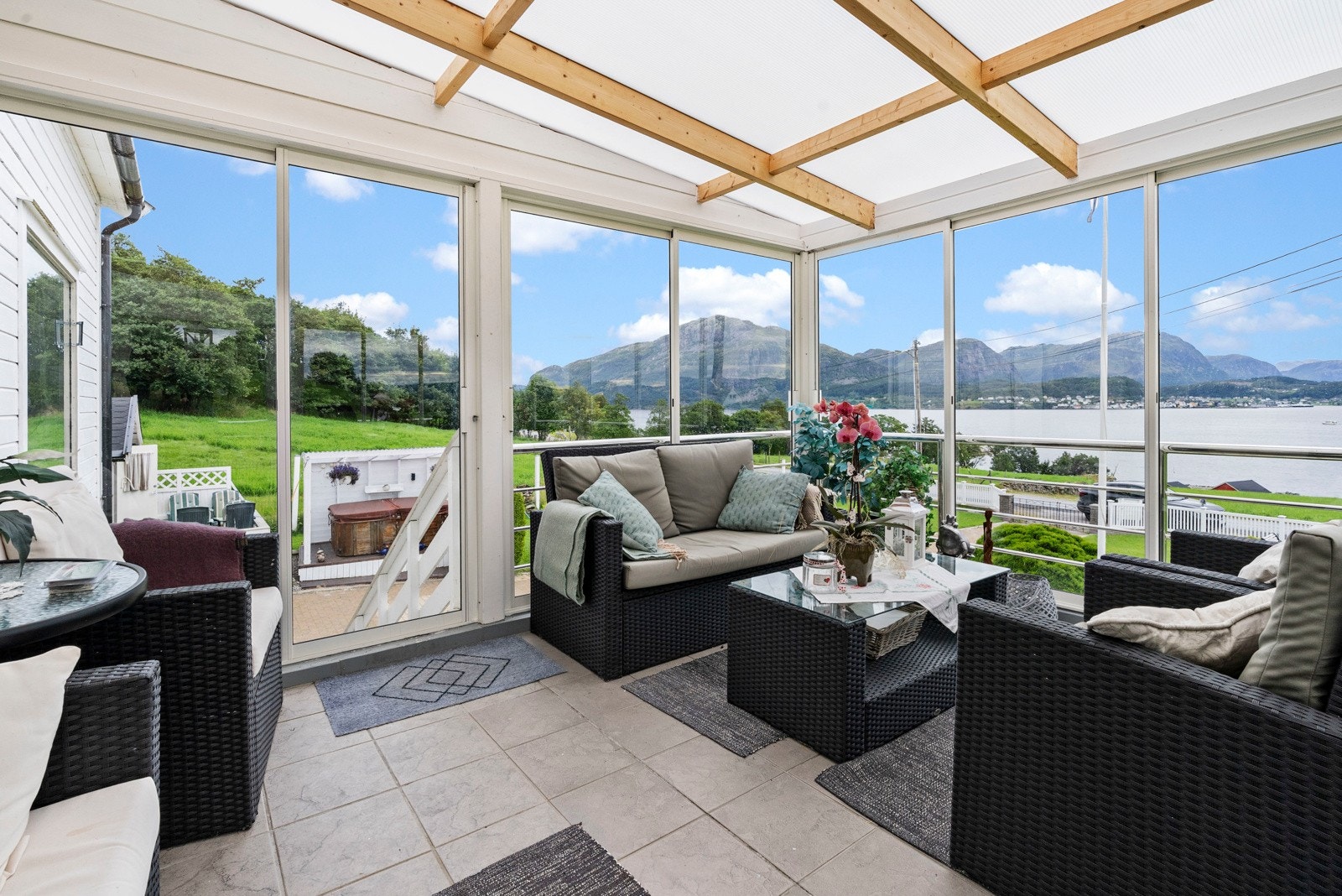 Vinterhage med skyvedører i glass - herfra er det utsikt over fjorden og mot Askvoll Galleribilde