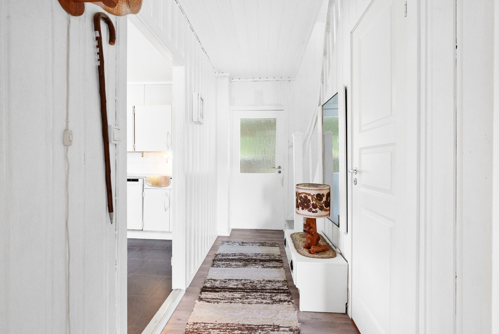 Mellomgang på hovedplan - her er det adkomst opp til 2.etg. med bad og soverom Galleribilde