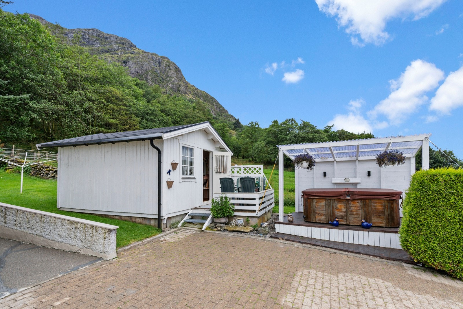 I hagen er det oppført et lite "anneks" med tilhørende jacuzzi med takoverbygg Galleribilde