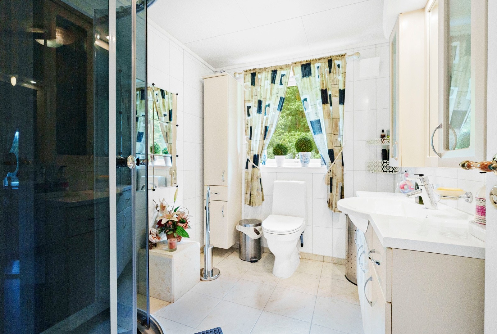 Bad i andre etasje med flislagt gulv med varmekabler Galleribilde