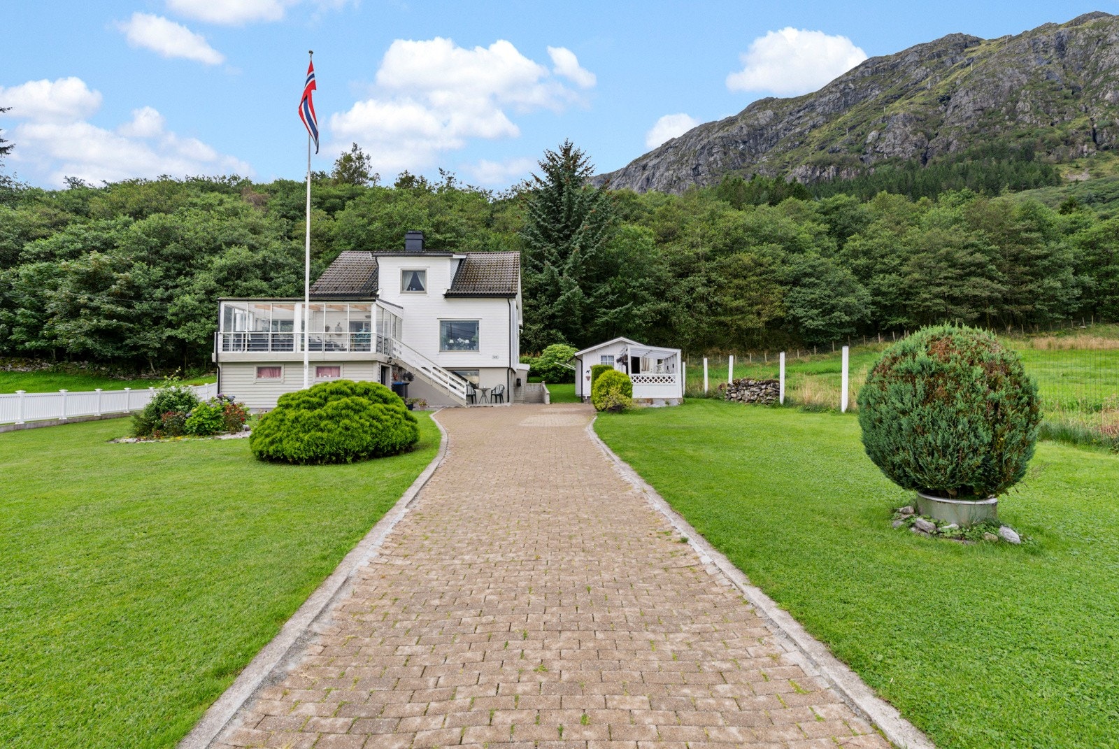 Eiendommen består av et bolighus med tilhørende tomt, samt strandtomt med 2 naust, kai og båtslipp Galleribilde