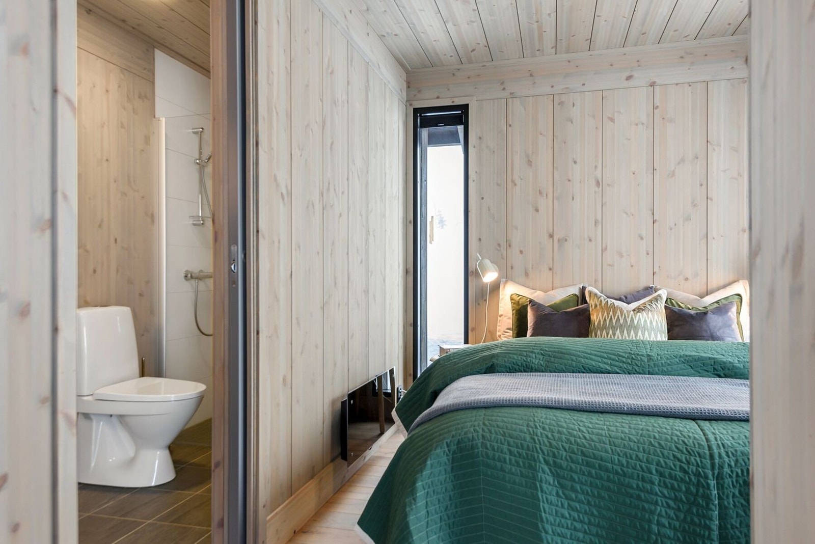 Fra hovedsoverom er det tilgang til eget bad. Galleribilde