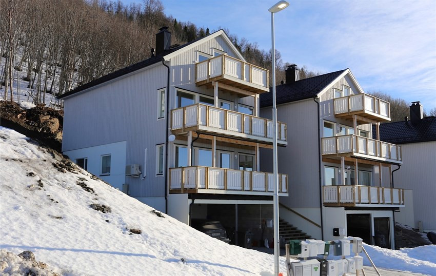 Boligen har en super beliggenhet i barnevennlig boområde med kort avstand fine friarealer.