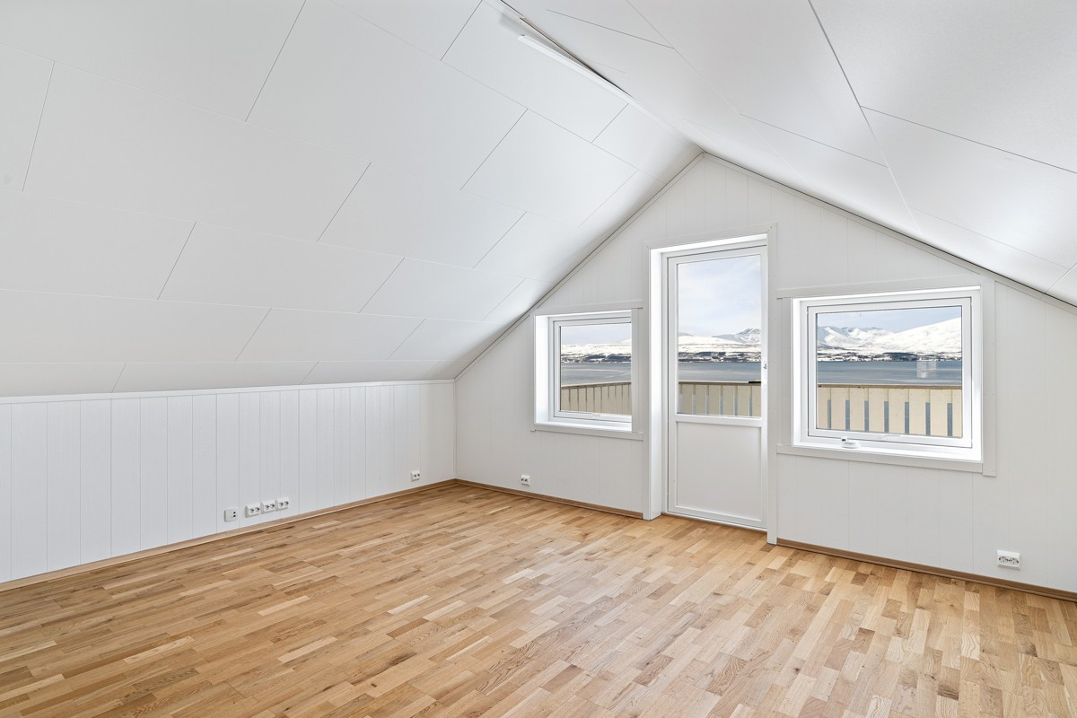 Loftstue med utgang til balkong.
