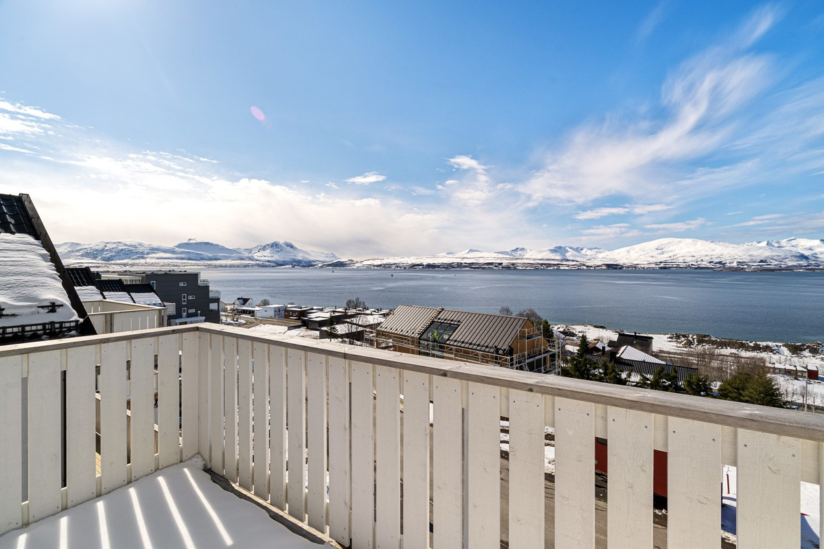 Utsikt over sjøen og fjellene i det fjerne!