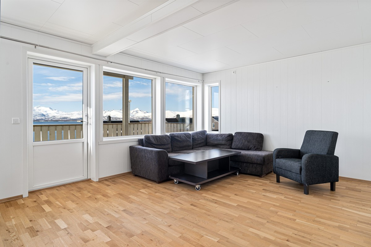 Romslig stue med god plass til sofakrok, stuebord og spisebord