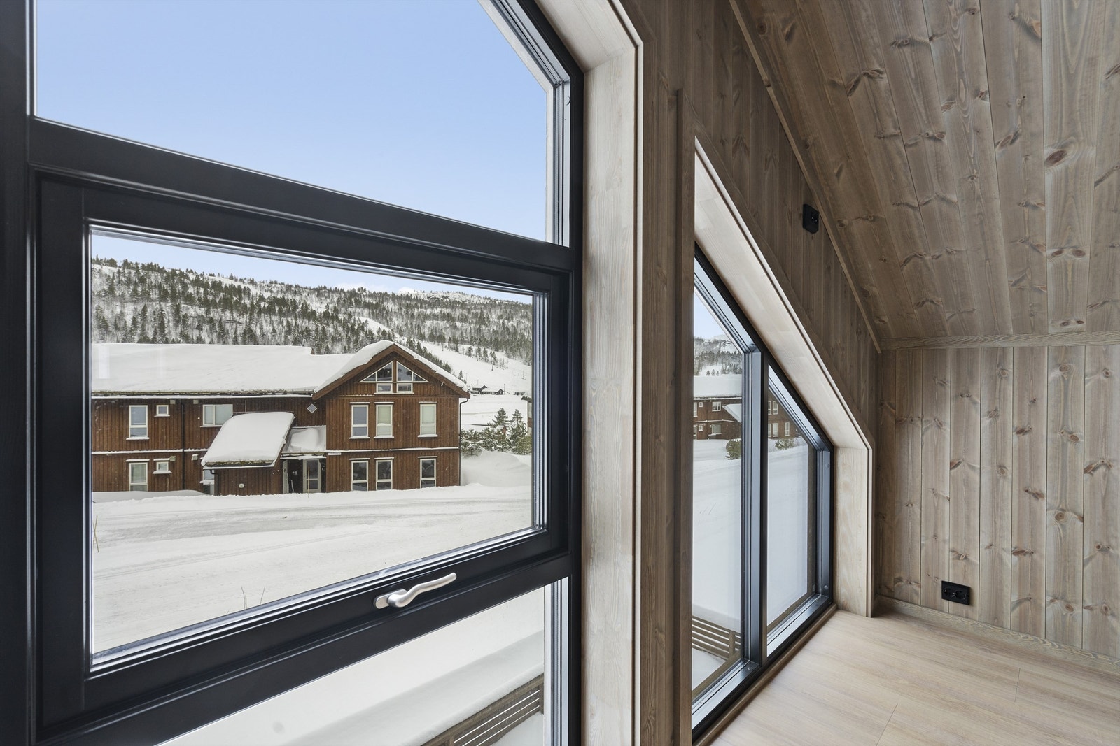 Utsikten mot skisenteret fra loftstuen i 2. etg. Galleribilde