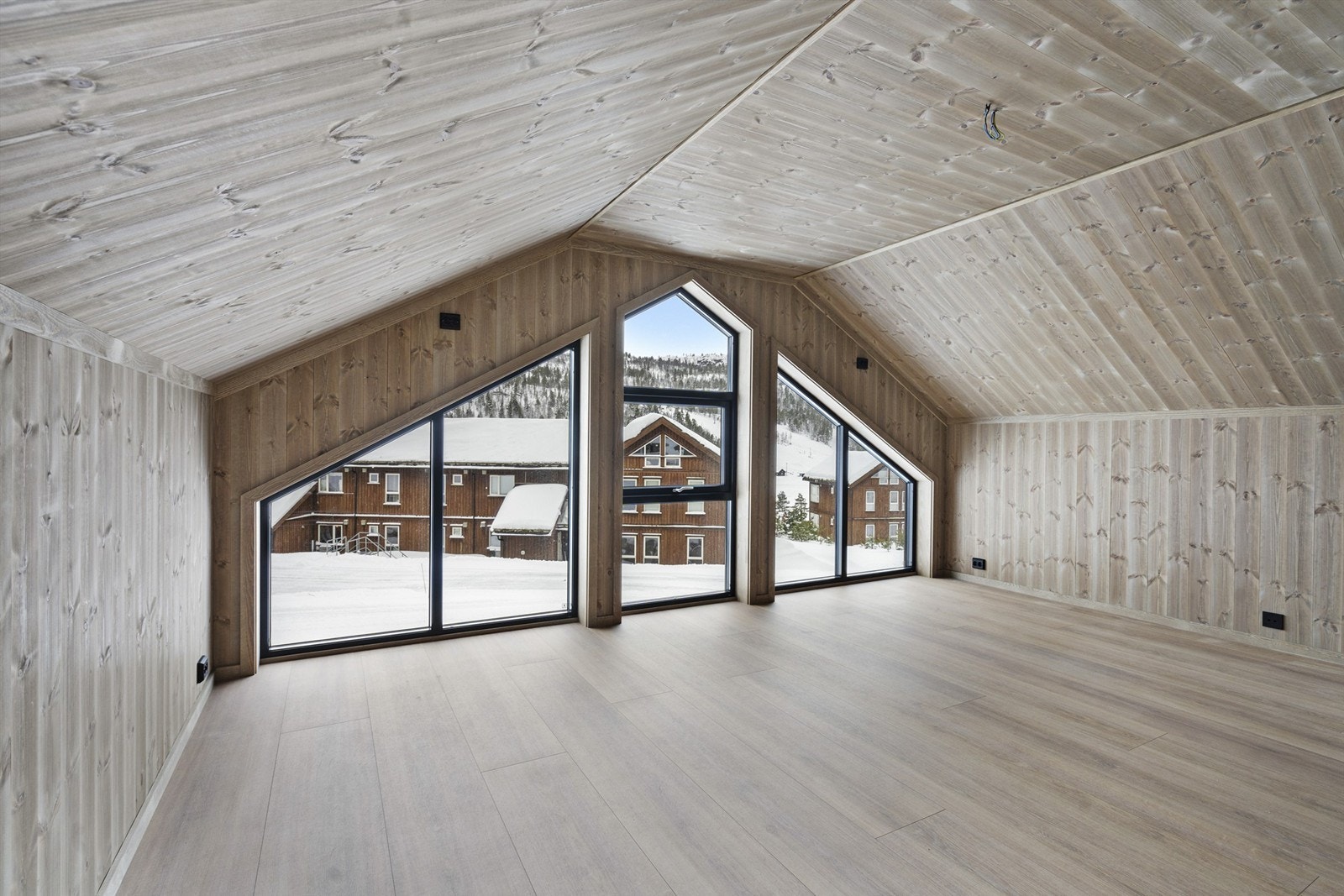 Loftstuen i 2. etg. Flott utsikt og gode lysforhold. Galleribilde