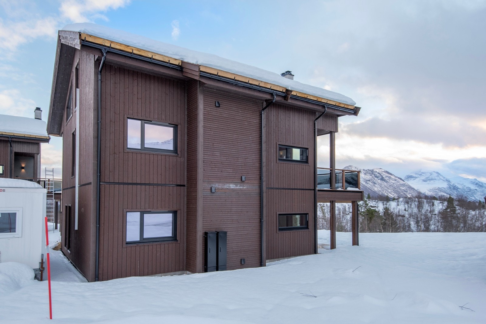 Roalden Skigard ligger som et ypperlig utgangspunk for friluftsliv. Det er god plass til parkering utenfor. Det er klargjort for å installere elbillader. Galleribilde