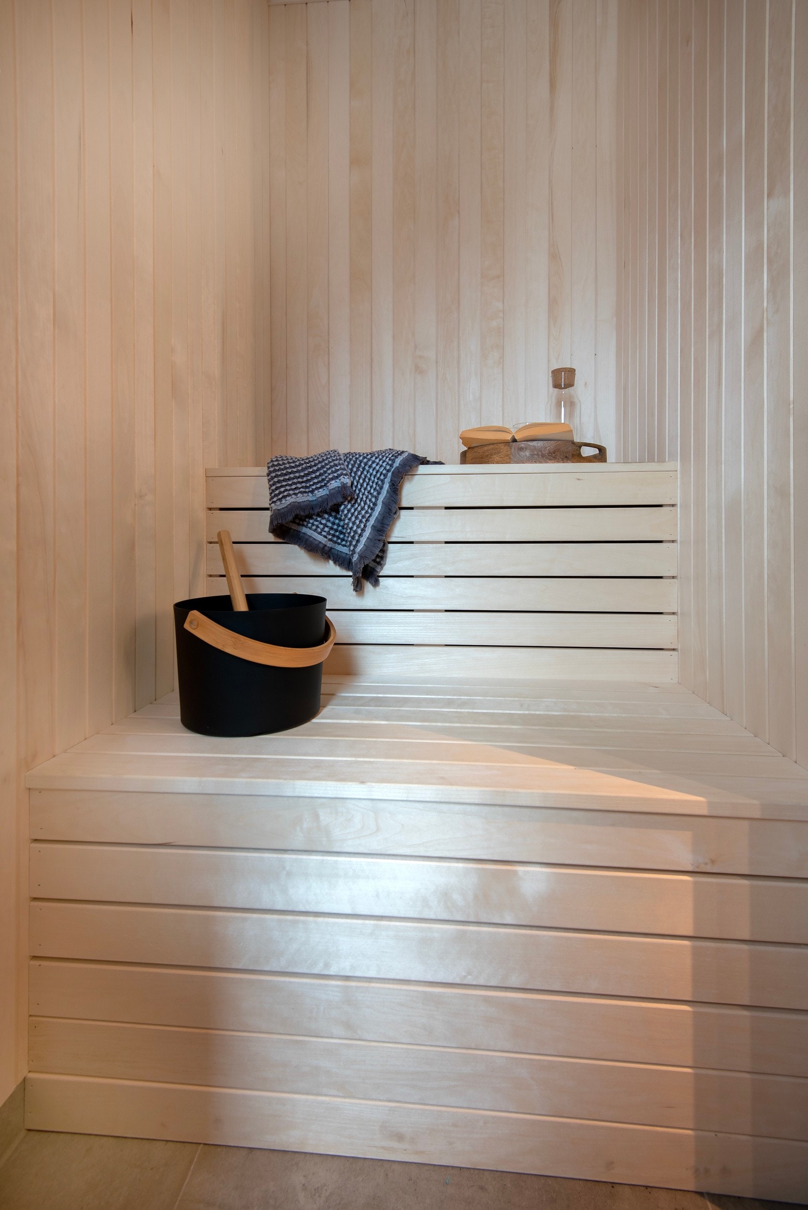 Badstue med plassbygd benk. Panel og benken er i kvistfri osp. Galleribilde