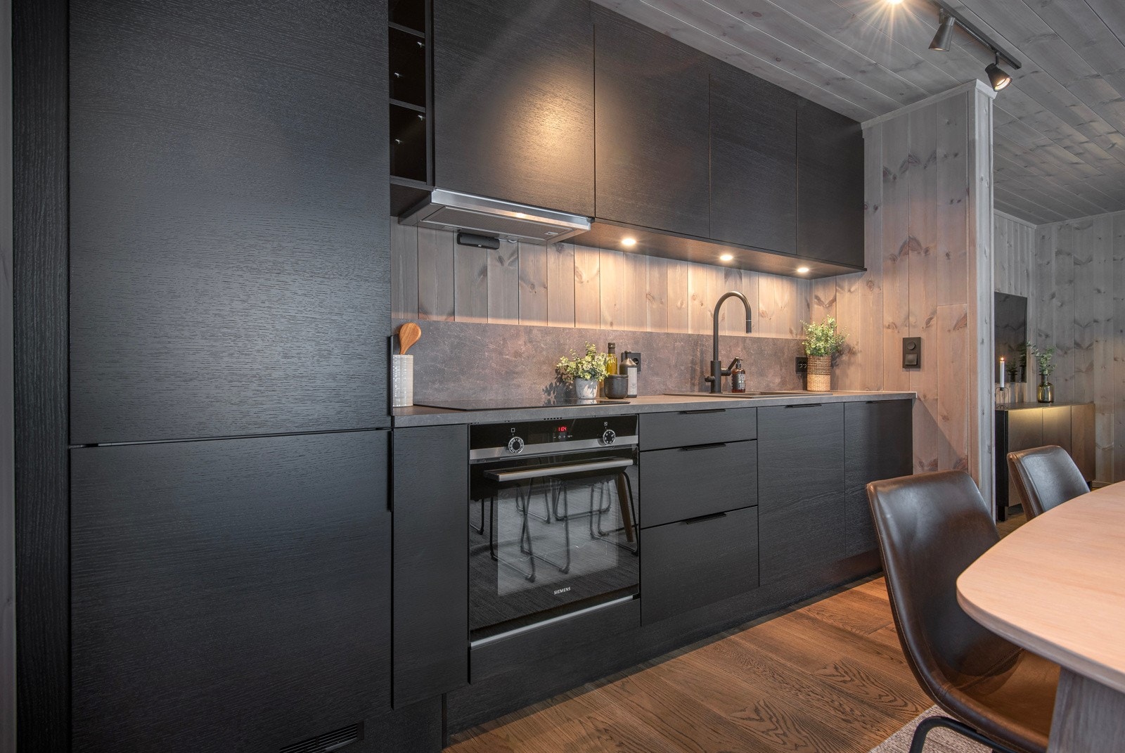 Kjøkkenet er i fin kvalitet og har praktiske løsninger. Det er håndtak i børstet stål. Galleribilde