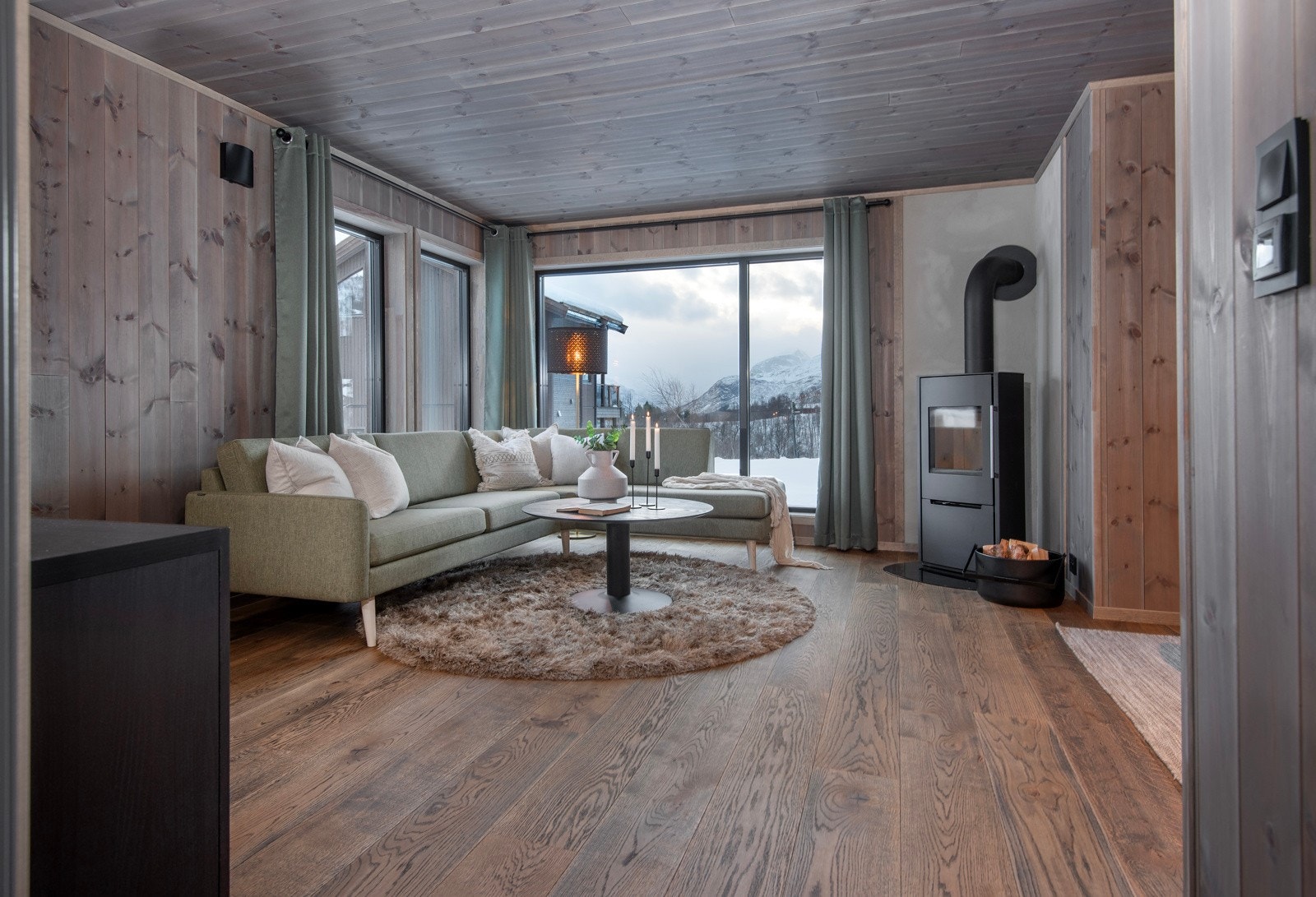 Bildene i annonsen er fra en tilsvarende visningsleilighet i Roalden Skigard. Ildsted følger ikke med i leilighetene som selges. Galleribilde