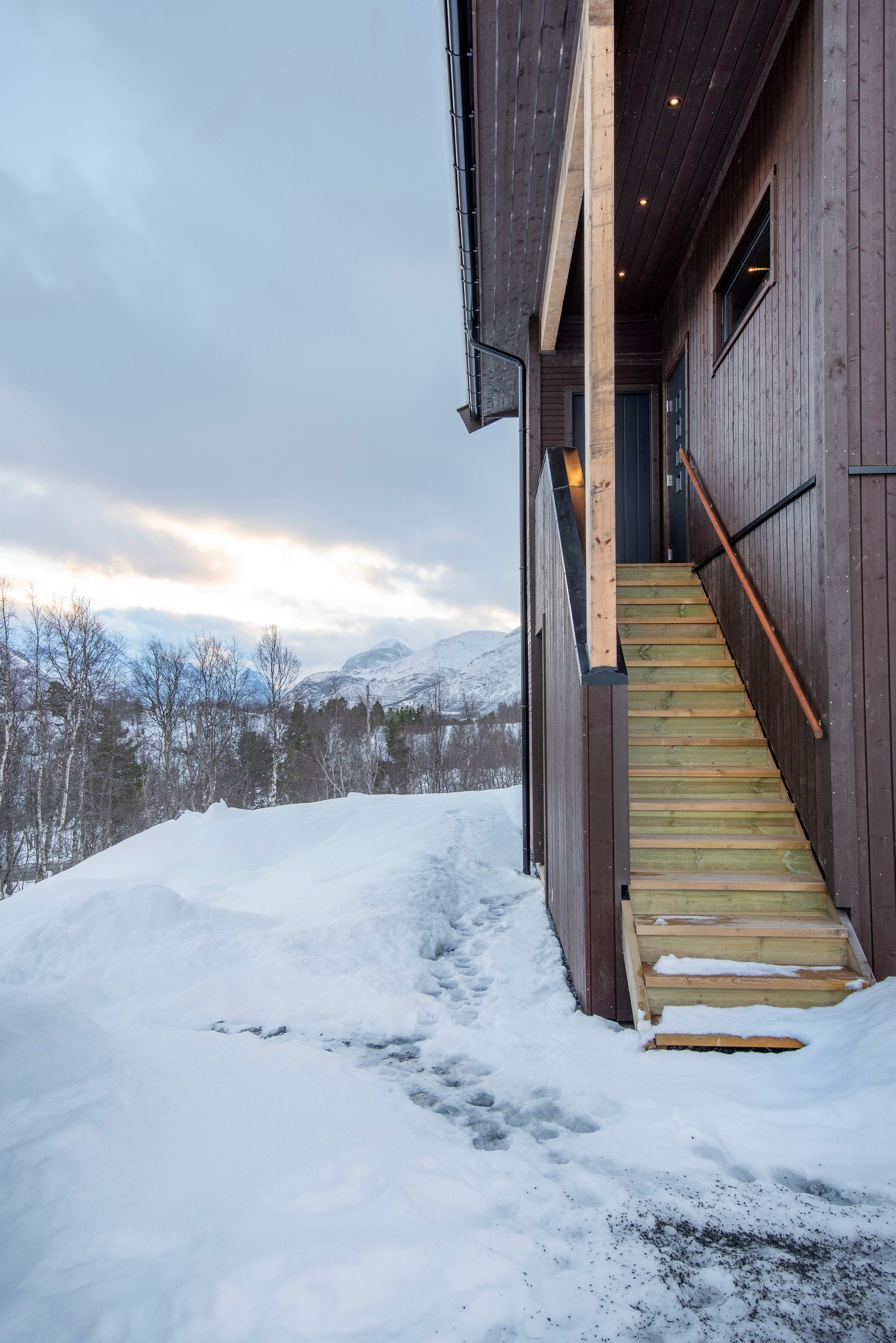 Trappen til leiligheten over gjør at inngangspartiet er overbygget. Galleribilde