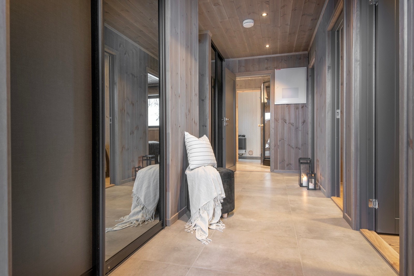 I skyvedørsgarderoben er det laget opplegg for vaskemaskin. Galleribilde