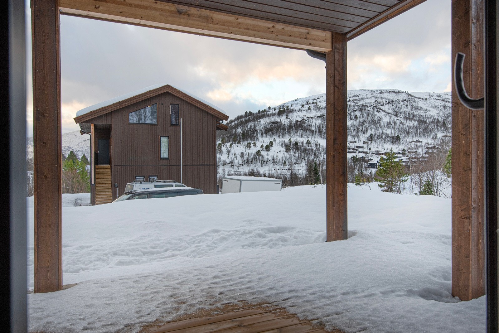 Fra kjøkkenet er det utgang til terrasse - denne er sørvendt og har gode solforhold. Galleribilde