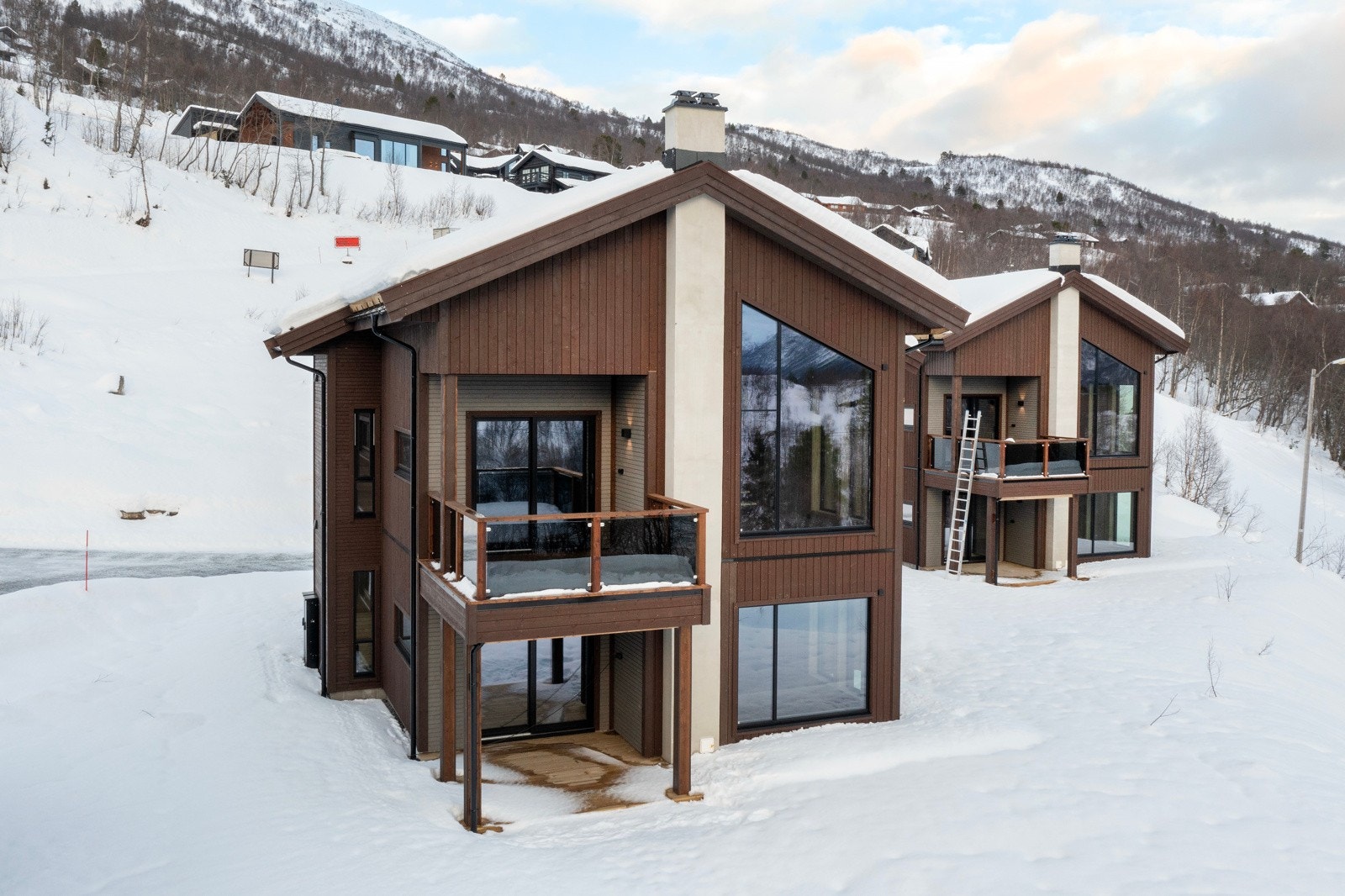 Leiligheten i første etasje både i 29 (venstre) og 31 (høyre) er for salg. Galleribilde