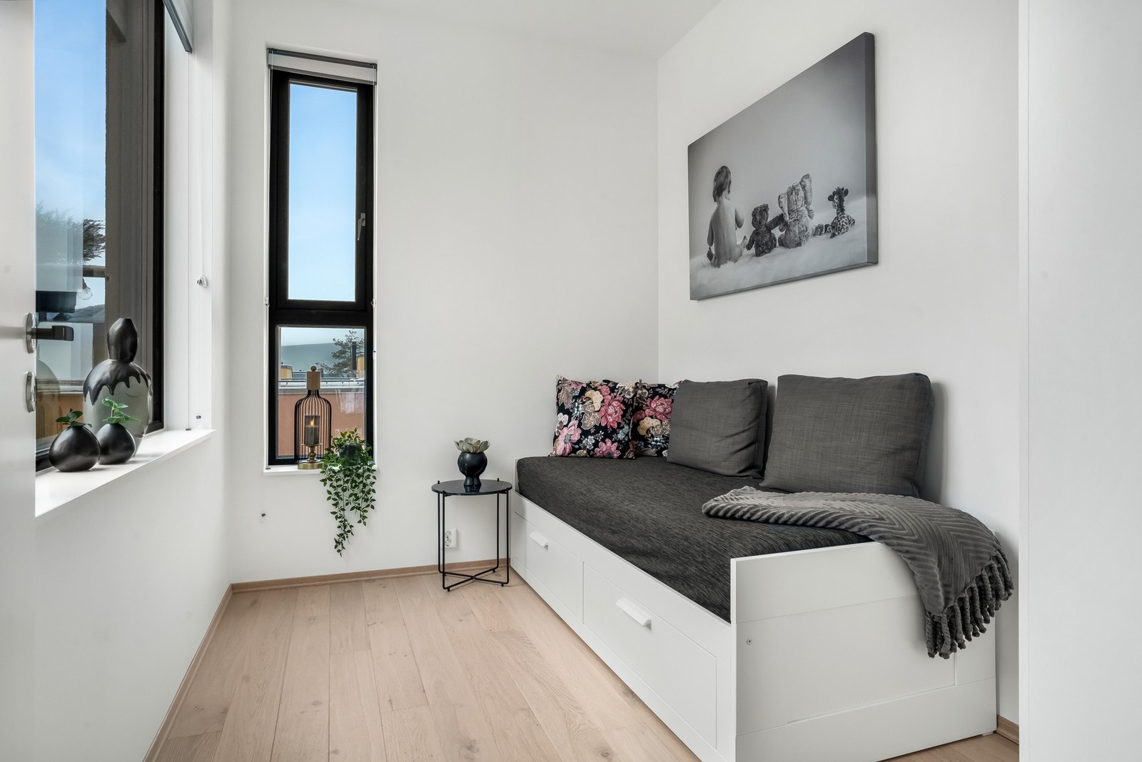 Soverom med store vindusflater Galleribilde