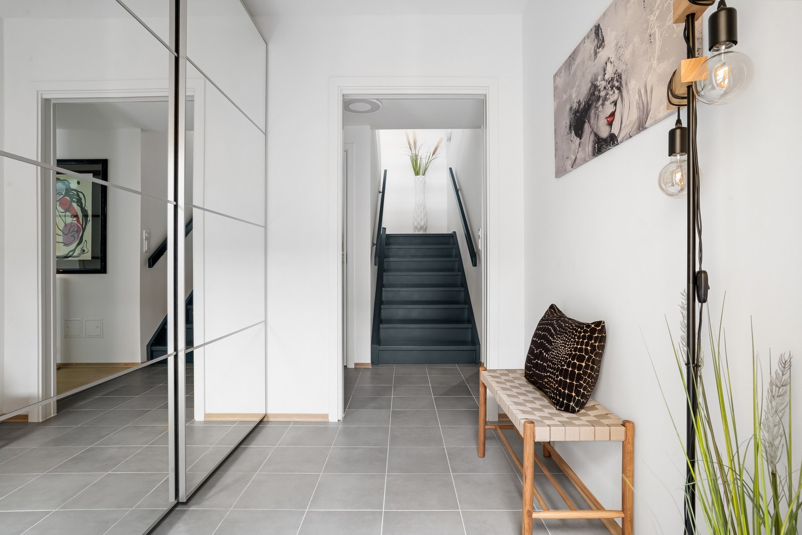 Velkommen inn i romslig gang med skyvedørsgarderobe Galleribilde