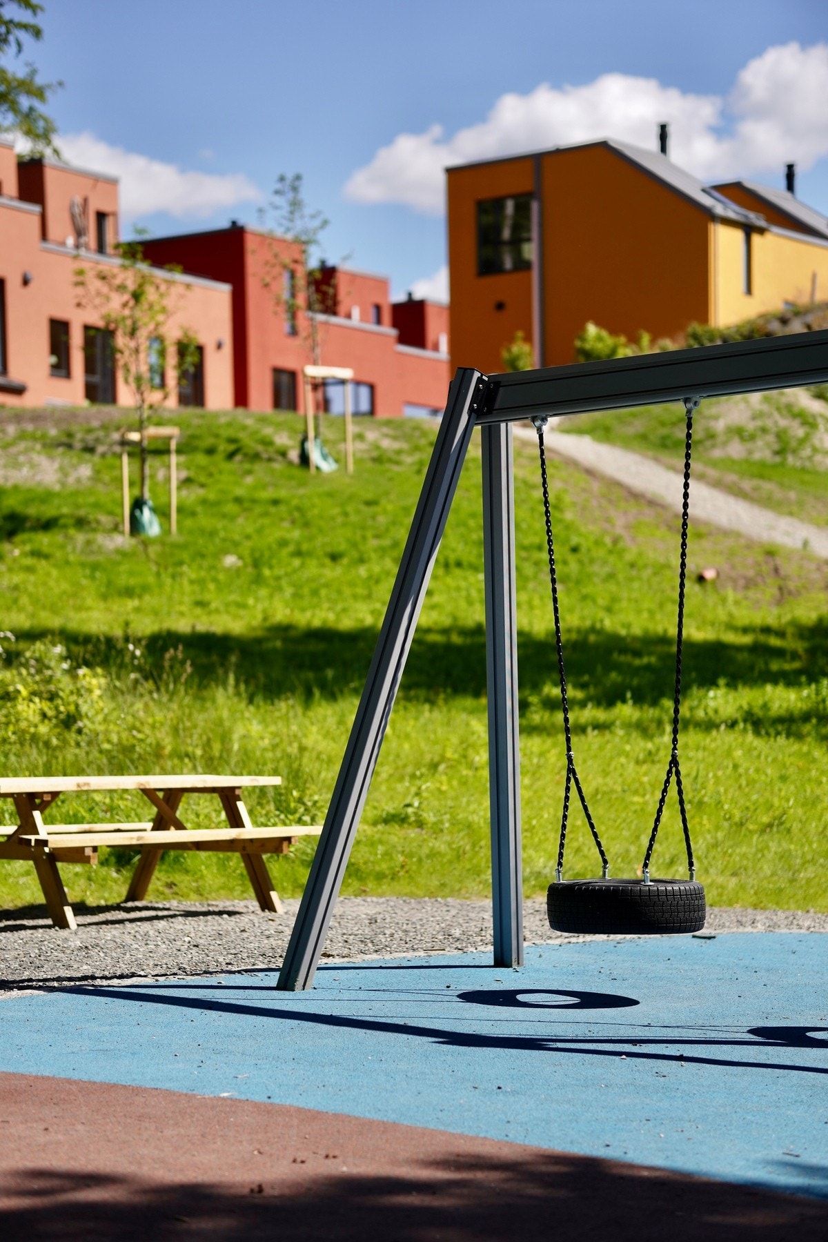 Det er montert flere lekeapparater på lekeplassen ved sjøen Galleribilde