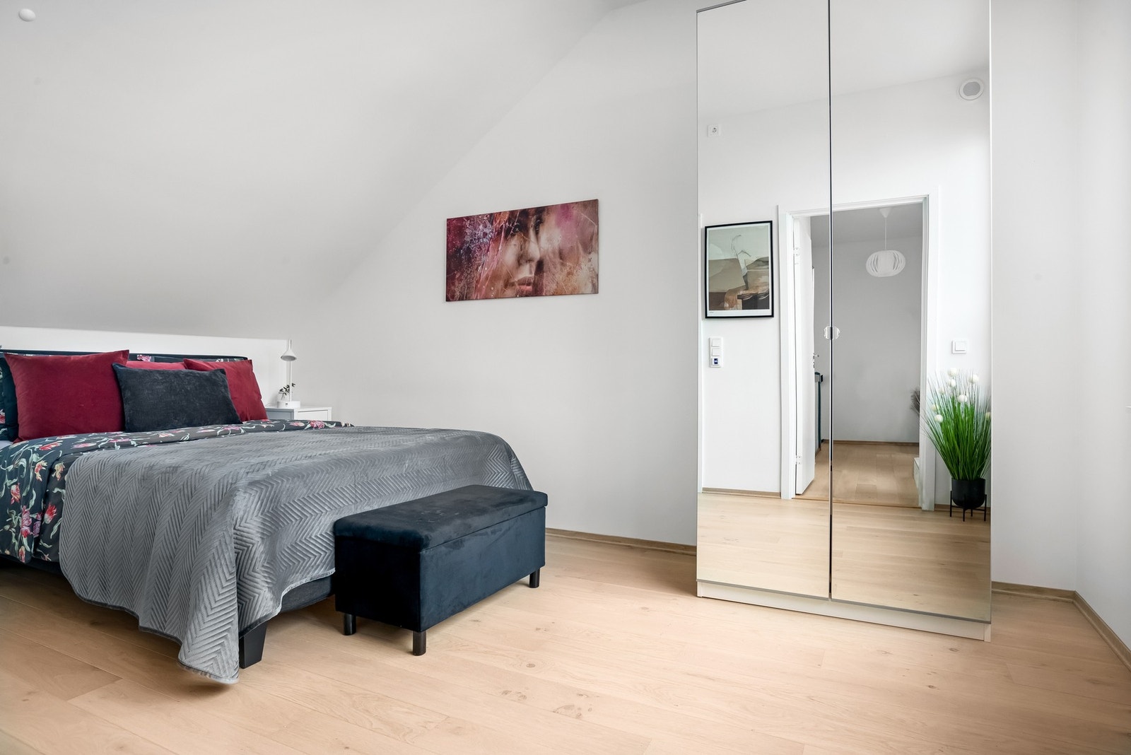 En suite soverom med god takhøyde Galleribilde