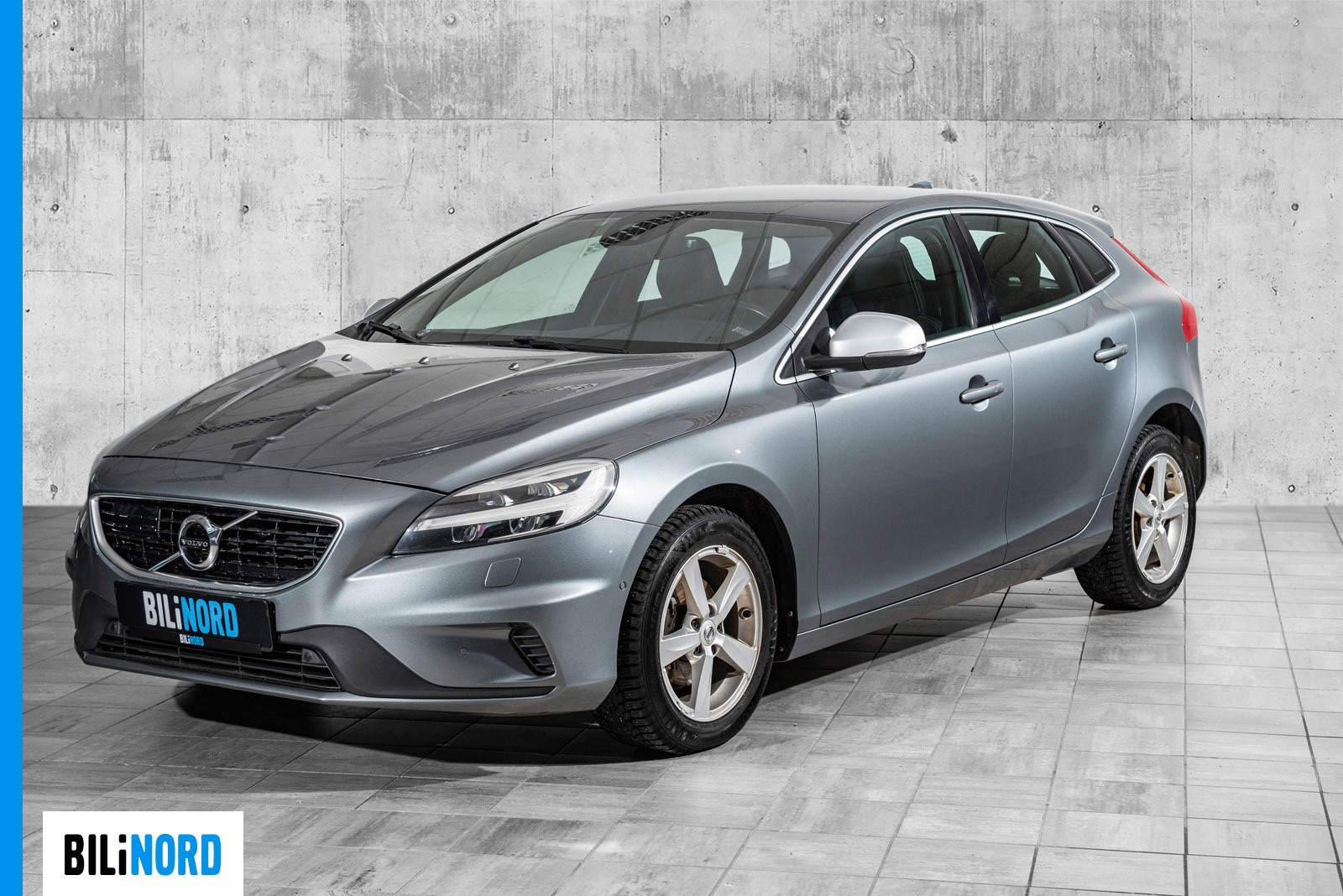 Tøff Volvo V40 D2 R-Design i fargen Osmium Grey ankommet vår butikk